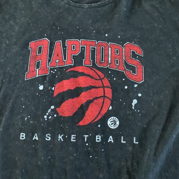 Toronto Raptor Basketball T-shirt - Picture 2 of 3